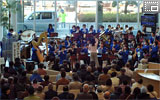 旭中央病院スプリングコンサートで演奏する吹奏楽部の写真です。