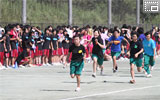 スポーツ大会2日目、3年女子クラス対抗リレーの写真です。