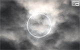 雲の切れ間から何とか見ることができた金環日食の写真です。