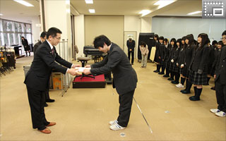 JR東日本・千葉支社から、感謝状の贈られる吹奏楽部の写真です。