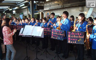 「SLおいでよ銚子号」銚子駅到着式で演奏する、本校吹奏楽部の写真です。