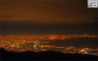 クラス別行動で、六甲山上で夕食をとった際に見ることができた神戸～大阪の夜景です。