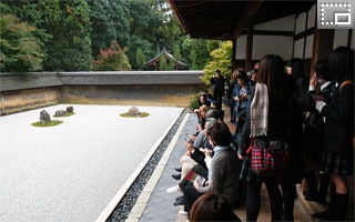 班別行動で、龍安寺石庭を見学する生徒たちの写真です。