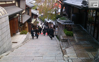 高台寺から清水寺へ、二年坂・三年坂を散策しながら向かう生徒たちです。