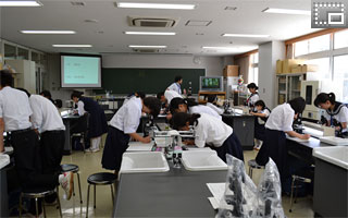 体験授業(生物) 一日体験入学-体験授業(生物)を受ける皆さんの写真です。