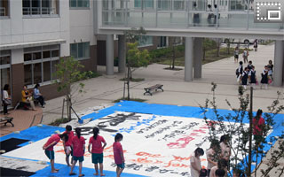 部活動見学「市銚書道ガールズ」 一日体験入学-部活動見学では、「市銚書道ガールズ」(書道部)も行われました。