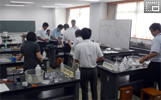 銚子市内小学校への授業支援－化学実験を行っているところです。