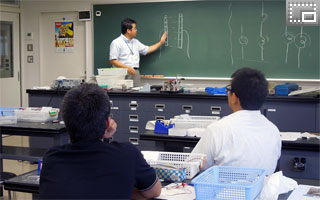 銚子市内小学校への授業支援－電気についての説明を受けているところです。