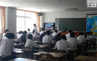 体験授業(地理) 一日体験入学-体験授業(地理)を受ける皆さんです。