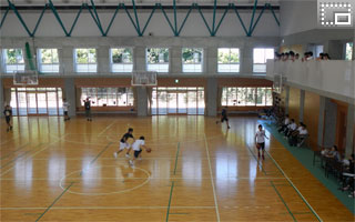 部活動見学(男子バスケットボール部) 一日体験入学-体験授業終了後に部活動見学(男子バスケットボール部)をする皆さんです。