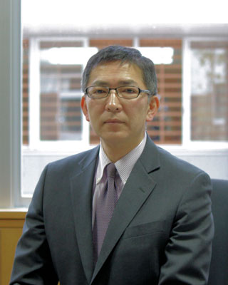 校長(校長室で) 校長 早川 昌二 の写真です(校長室で撮影)。