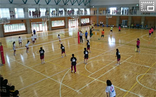 Tamawaza Festival、手前が2年女子バレーボール決勝、奥が3年男子バスケットボール決勝の写真です。