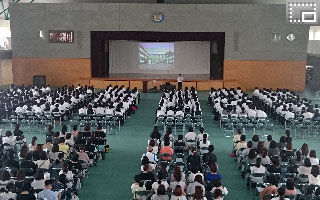 学校概要の説明(メインアリーナ) 一日体験入学-全体説明会(メインアリーナ)で、学校概要の説明を聞く皆さんです。