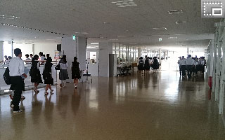 施設見学 一日体験入学-本校生徒の案内で施設見学をする皆さんです。