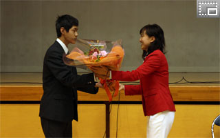 生徒代表からの花束贈呈です。