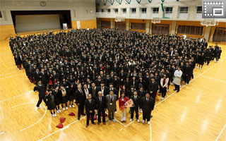 講演後に行った、加藤選手と全校生徒での記念撮影写真です。