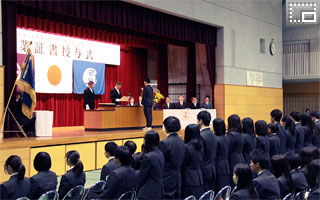 クラス担任の呼名による起立の後、代表生徒が卒業証書を授与されるところです。