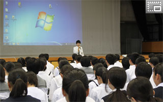 一日体験入学－全体説明会（メインアリーナ）で、生徒会長の挨拶を聞く皆さんです。