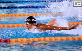 力泳する飯塚選手