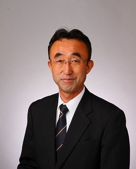 校長(校長室で) 校長 伊藤 政利 の写真です(校長室で撮影)。