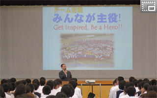 一日体験入学－全体説明会（メインアリーナ）で、学校についての説明を聞く皆さんです。