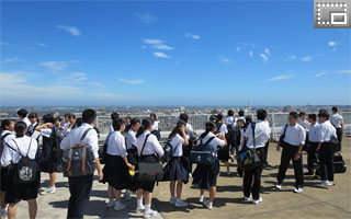 開放的な屋上テラスからの眺め 一日体験入学-本校生徒の案内で施設見学をする皆さんです。