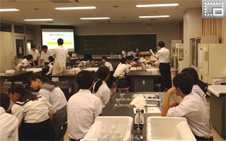 体験授業(理科) 一日体験入学-体験授業(理科)を受ける皆さんです。