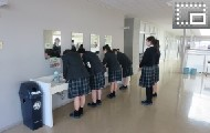 昼食前に手を洗う生徒のみなさん 昼食前に手を洗う生徒のみなさん