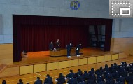 賞状伝達式の様子(空手部) 賞状伝達式の様子(空手部)