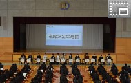 1年次対象報告会会場のメインアリーナの様子 1年次対象報告会会場のメインアリーナの様子