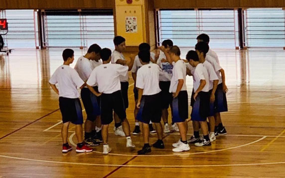 円陣の様子 バスケットボール部(男子)/円陣の様子です。
