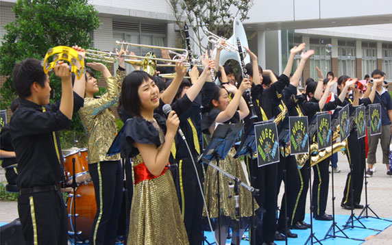 市銚祭での演奏 吹奏楽部/市銚祭での演奏
