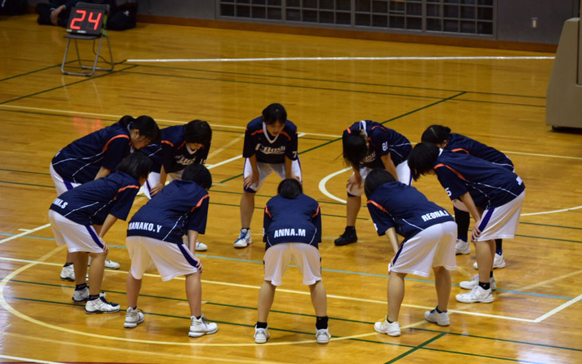 練習前の円陣 バスケットボール部(女子)/練習前の円陣です。