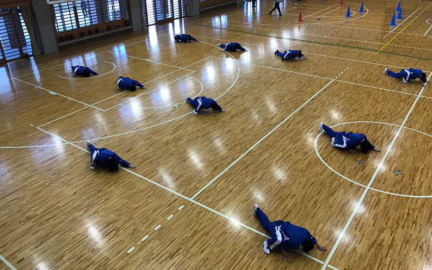 フットワーク(スパイダー)練習 バスケットボール部(女子)/フットワーク(スパイダー)練習の様子です。